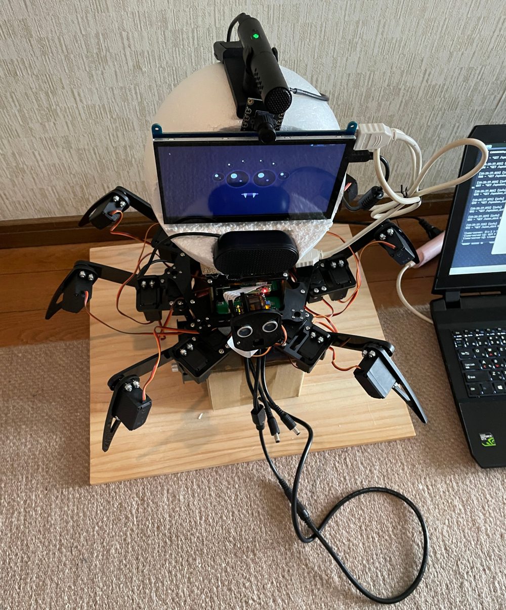 上から見たアラクネと、横に置いた付属のノートパソコン